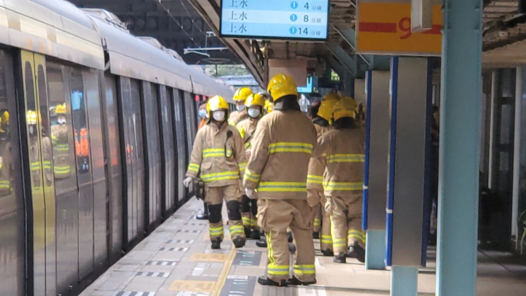 大批消防在月台進行救援。蔡楚輝攝