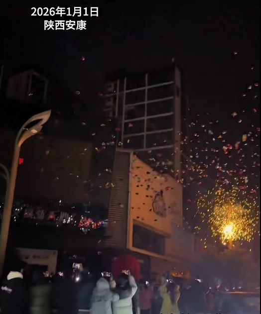 陝西有跨年活動民眾放氫氣球，導致架空電線短路，全區停電。抖音