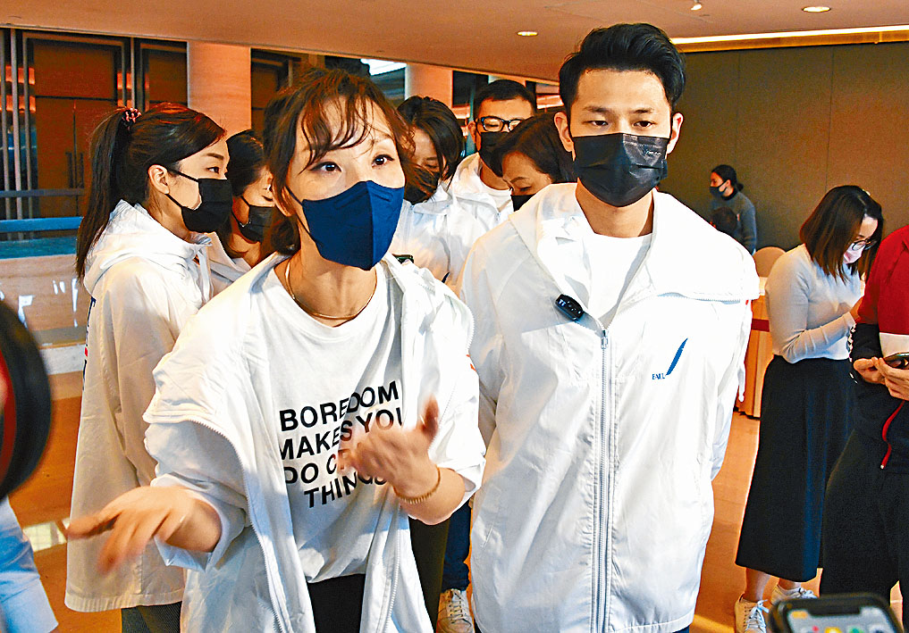 國泰航空空中服務員工會主席張鑑源(右)表示,人手減少令員工工作量增加。