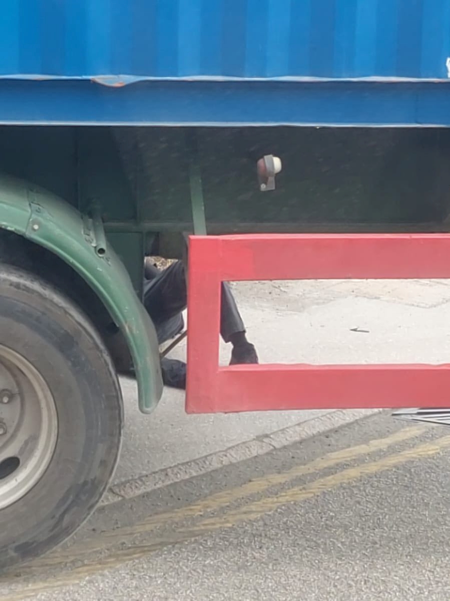 意外後男警員倒地手腳擦傷，仍有意識。FB：Bosco Chu@車cam L（香港群組）