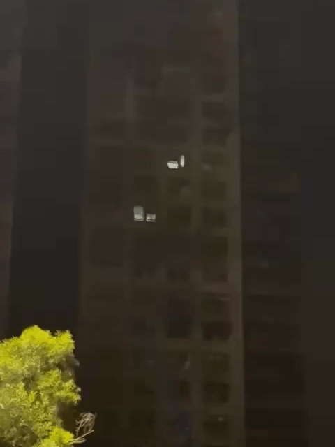 警方昨晚曾到被捕人曾工作的单位搜查，昨晚宏福苑内部传出闪烁灯光。Threads：ms.mori_v