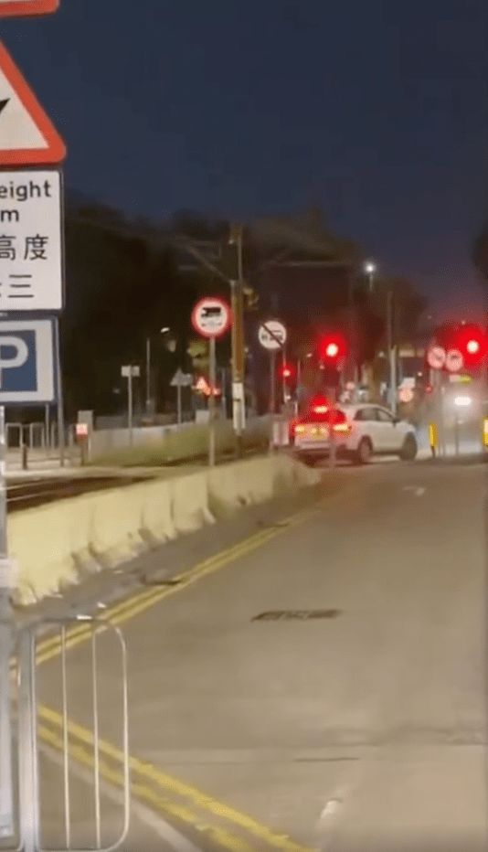 私家車沿路軌行駛約百米,至元朗洪元路泉薈停車場對開的分岔位置,始駛離路軌範圍。fb@屯門友 私家車沿路軌行駛約百米,至元朗洪元路泉薈停車場對開的分岔位置,始駛離路軌範圍。fb@屯門友