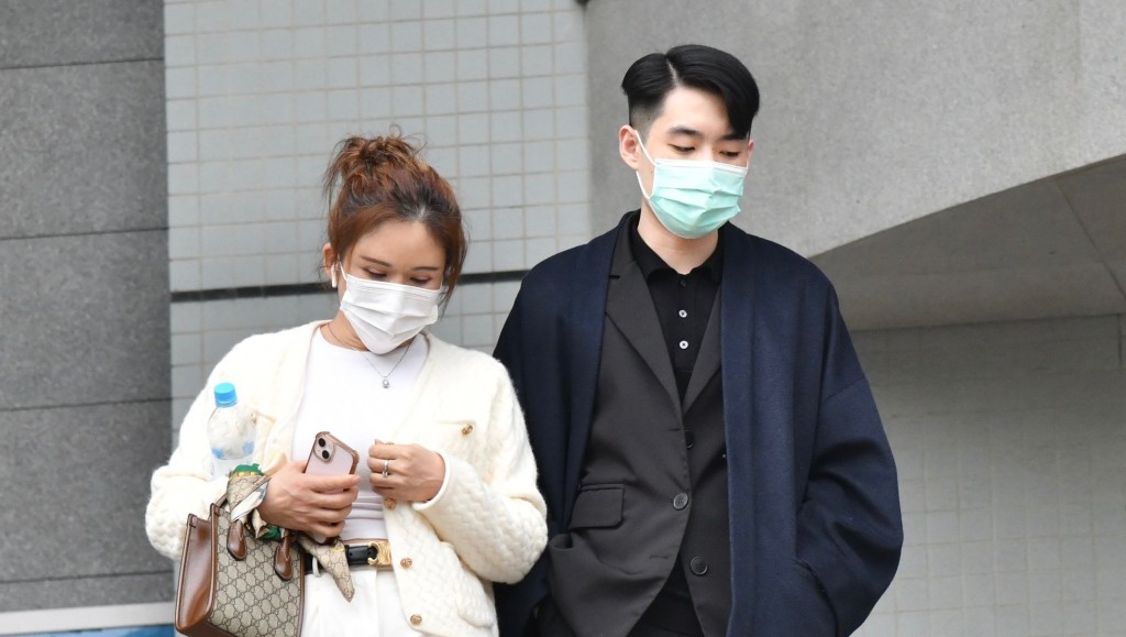 被告何違康(右)    資料圖片