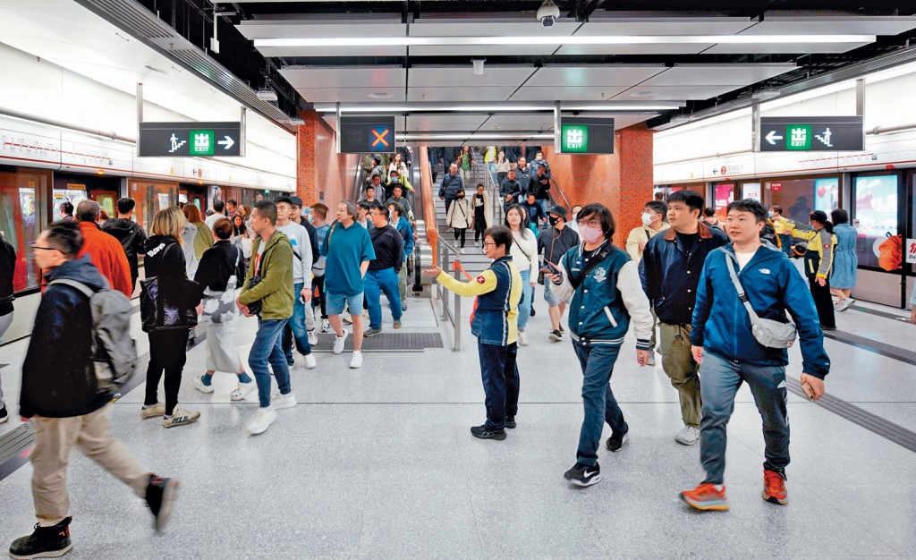 港鐵團隊運用「客流預測模型」及「智慧分流系統」,為參加大型活動的乘客提供妥善的交通安排。