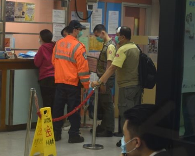 二人送院治理。丁志雄攝