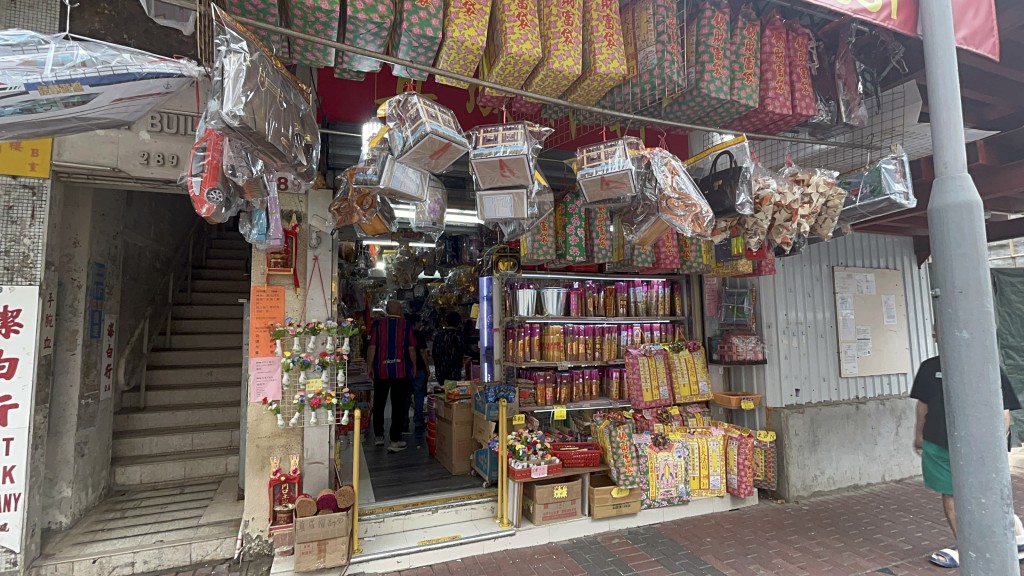 紙紮舖門口掛了不少衣包。楊偉亨攝 紙紮舖門口掛了不少衣包。楊偉亨攝