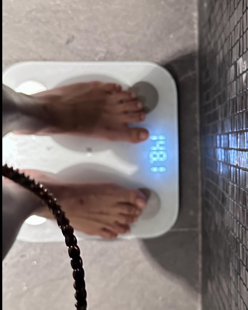 陈嘉佳上磅见证她由近300磅减至148磅。
