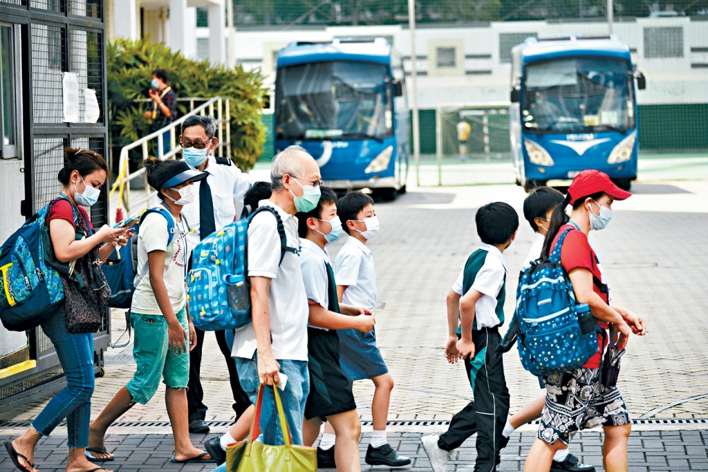 政府推出「在校課後託管服務計劃」，截至上月有逾200間小學參加，提供1萬多個名額。