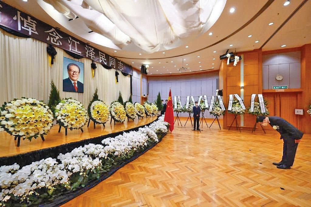 ■李家超代表香港特区表达对江泽民的无比崇敬和深切悼念之情。