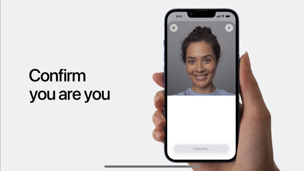 拍照進行身分認證。 Apple
