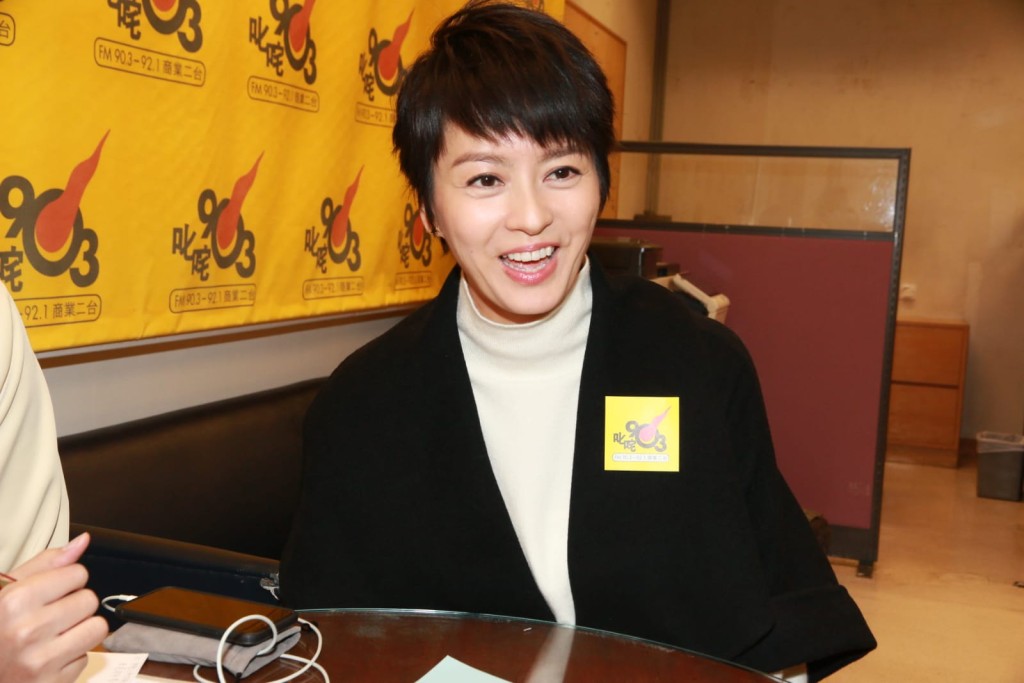 Gigi提起囡囡笑得特别开心。