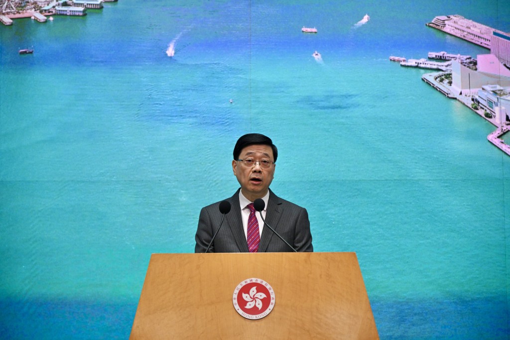 李家超行會前見記者。蘇正謙攝 李家超行會前見記者。蘇正謙攝