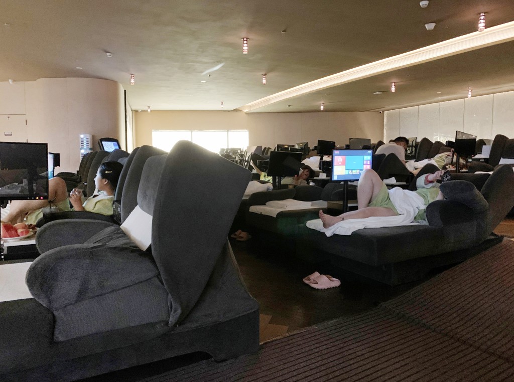 港人在內地的服務業消費,生活服務類消費佔逾8成。資料圖片 港人在內地的服務業消費,生活服務類消費佔逾8成。資料圖片