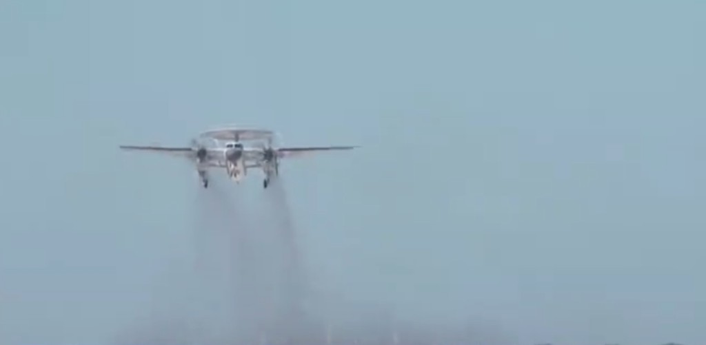 機背頂著薄圓盤的空警-600，將取代直-18Y，成航母固定翼預警機。 央視