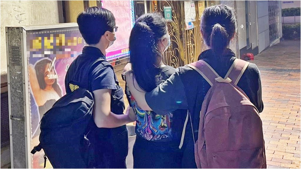 警員在佐敦道一夜總會內拘捕一名46歲姓陳女負責人。