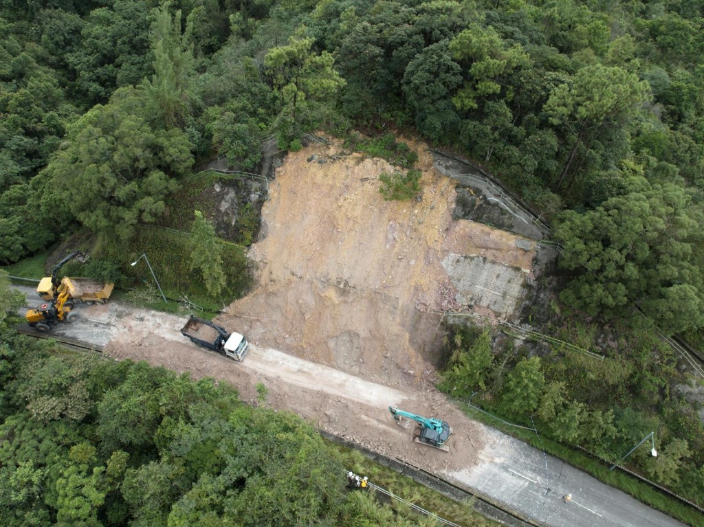 娘潭路近三担箩发生山泥倾泻，一幅约15米乘5米的山泥塌下，大树连根拔起。路政署fb图片