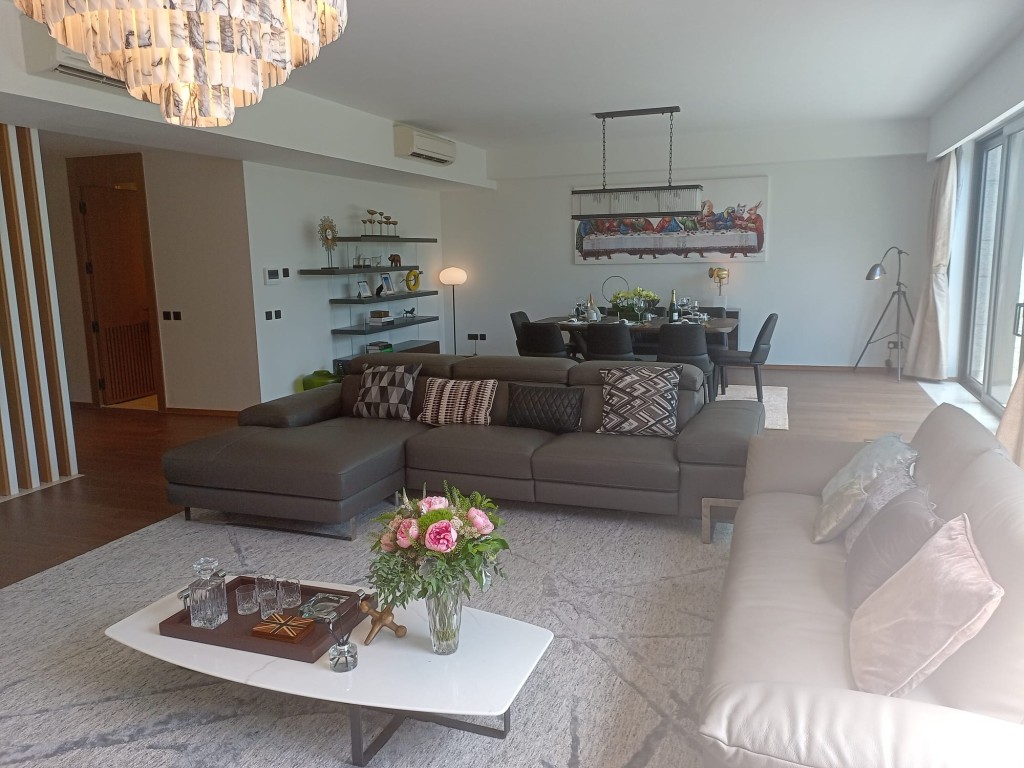客廳可容納多組特大沙發，活動空間充足。
