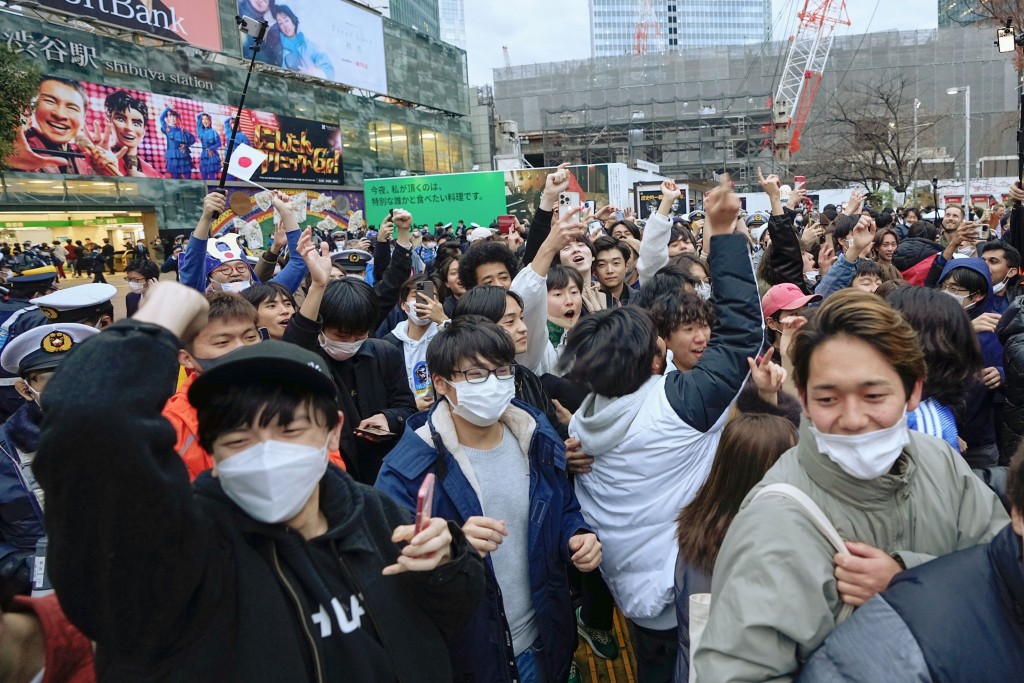 日本人在街頭歡呼。 AP