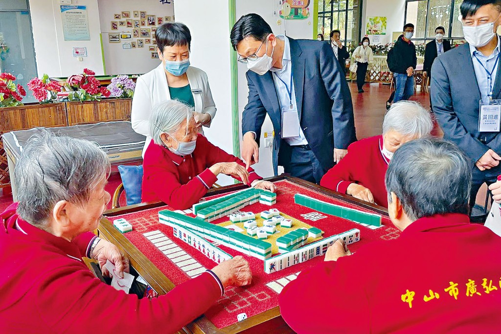 孫玉菡4月時曾帶團回大灣區考察內地頤養院，了解院友日常活動。  