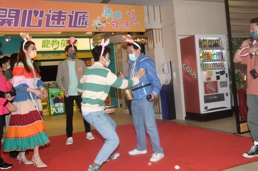 嘉洛用真雞蛋擲向劉丹胸前,丹爺扮咳整蠱他。