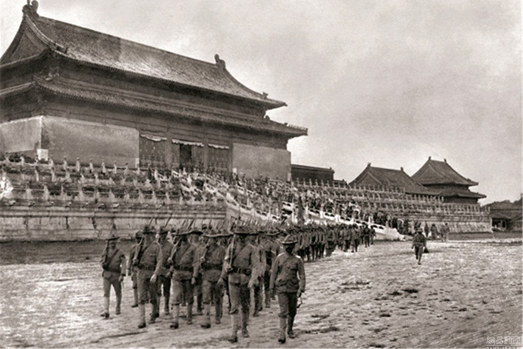 侵華八國聯軍在北京故宮閱兵照片。