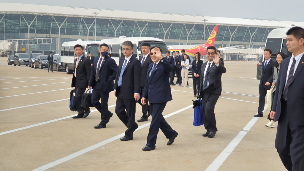 馬英九回台灣，在機場向送行人群揮手。　中時新聞網圖