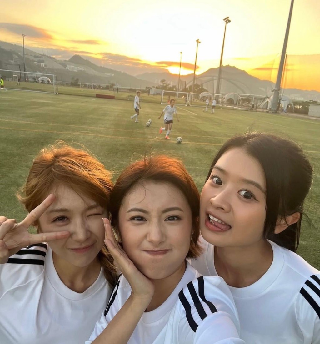 Kathy（中）同Vian（右）日夜練波，做咗好朋友。