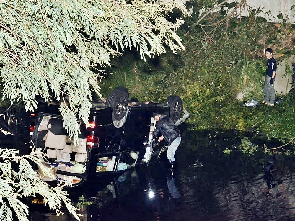 私家車失事衝落河道。