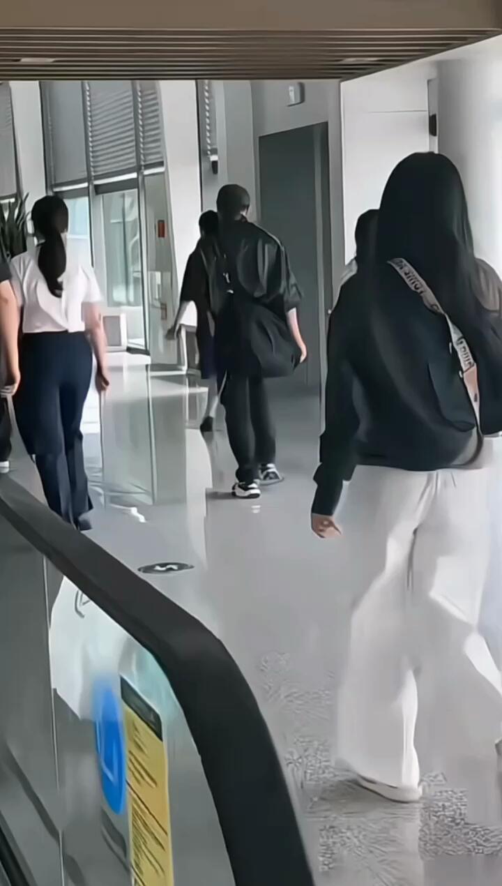 謝霆鋒經歷喪父之痛後，7月23日首度公開現身，以全黑打扮抵達青島準備演唱會。