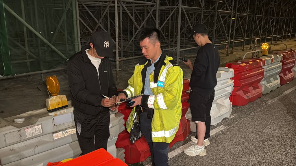 男司機及男乘客沒有受傷，事後接受警方調查。