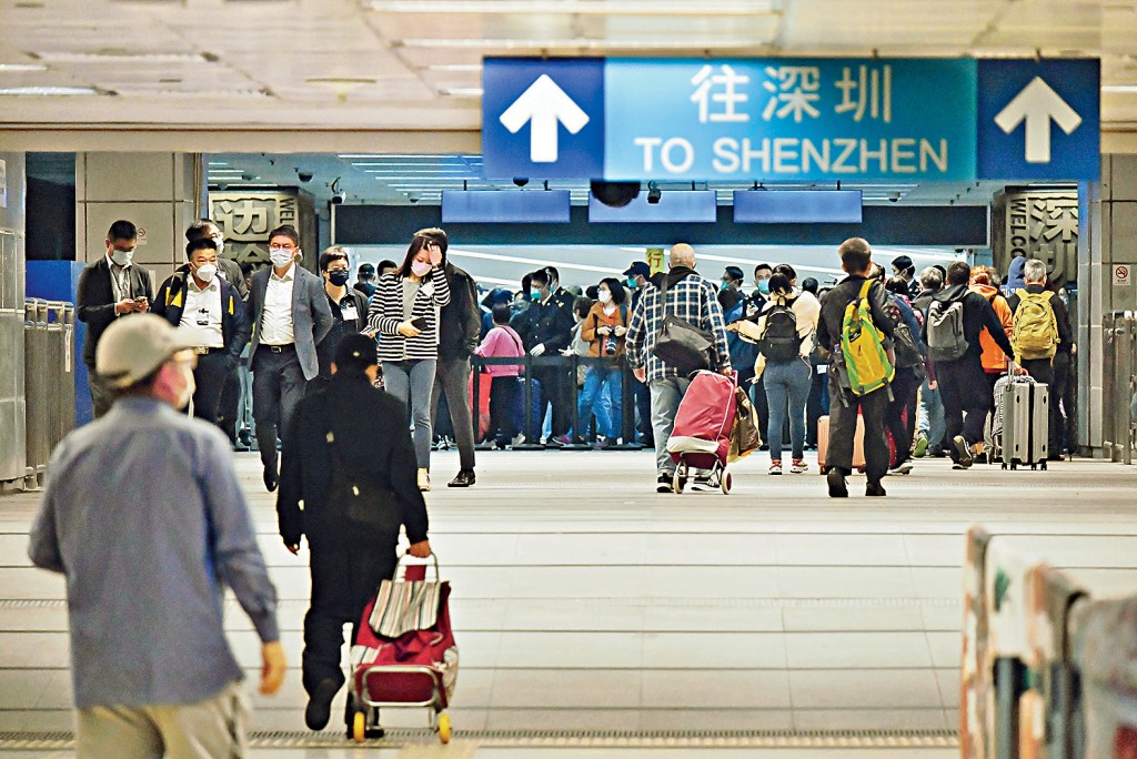 近日本港提供免費接種新一代新冠疫苗,有大灣區港人長者為免舟車勞頓,取消返港注射的計劃。