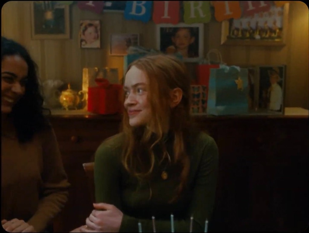 Sadie在片中舉行生日會,惜男友Dylan缺席,之後更被分手。