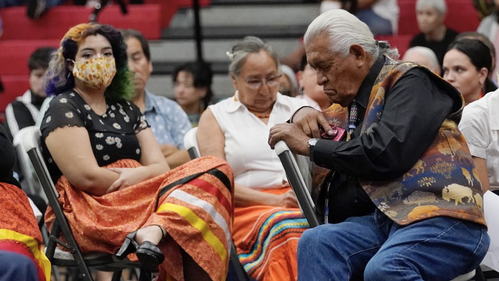 原住民寄宿學校倖存者Ray Doyah 低着頭聽其他人講述當年經歷。 美聯社