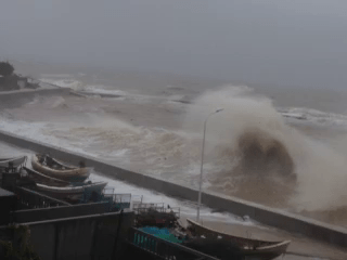 台风杜苏芮晋江沿海登陆，超级巨浪拍岸，场面惊人。