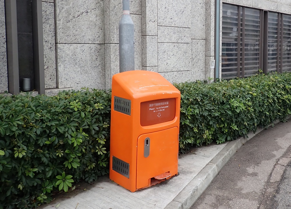 廢屑箱側面和後方均加設槽位,方便將廢屑箱繫固於燈柱或圍欄,以免被野生動物推倒。政府新聞處圖片