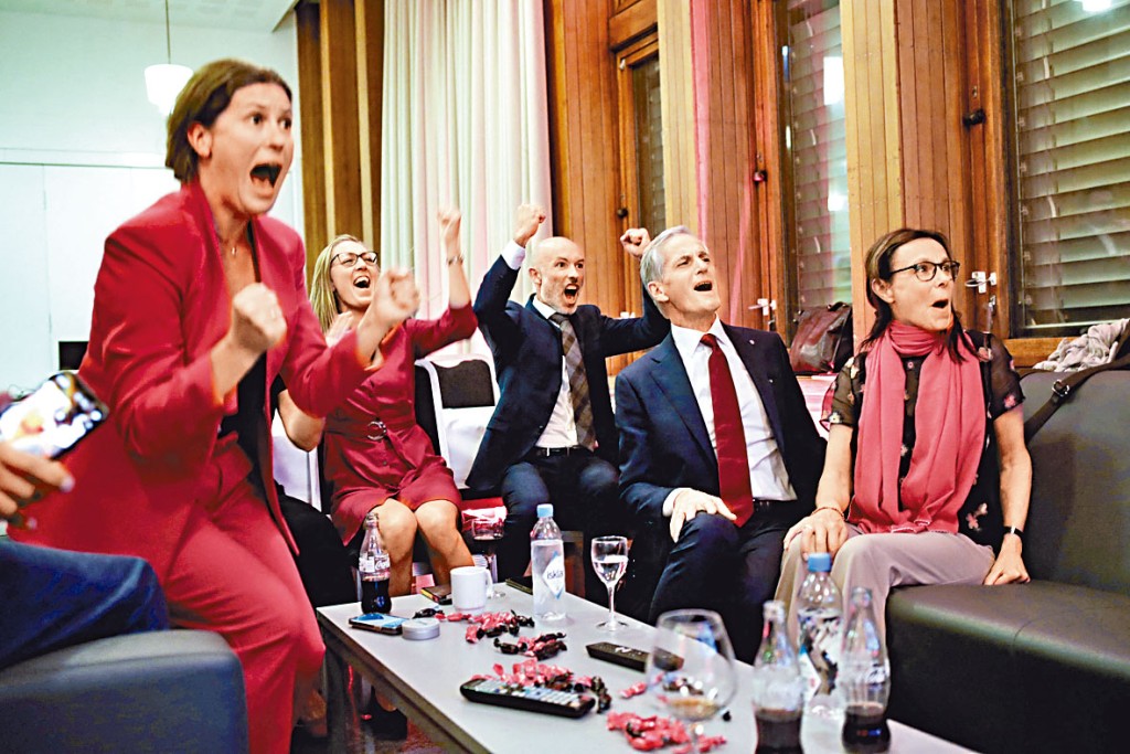 挪威工黨黨魁斯托爾（右二）周一看到票站調查結果後喜形於色。