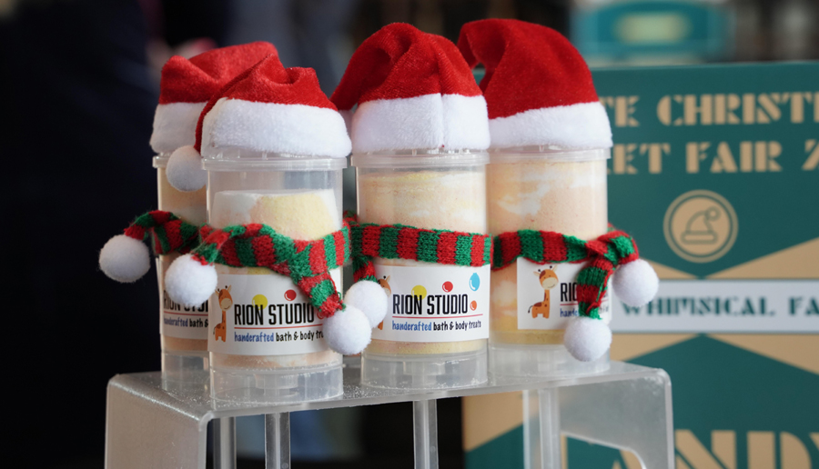 三十個聖誕精品攤檔售賣有趣精品。