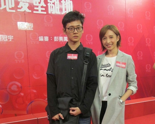 張振朗這個宅男造型好神似，襲嘉欣就話首次擔正好緊張。