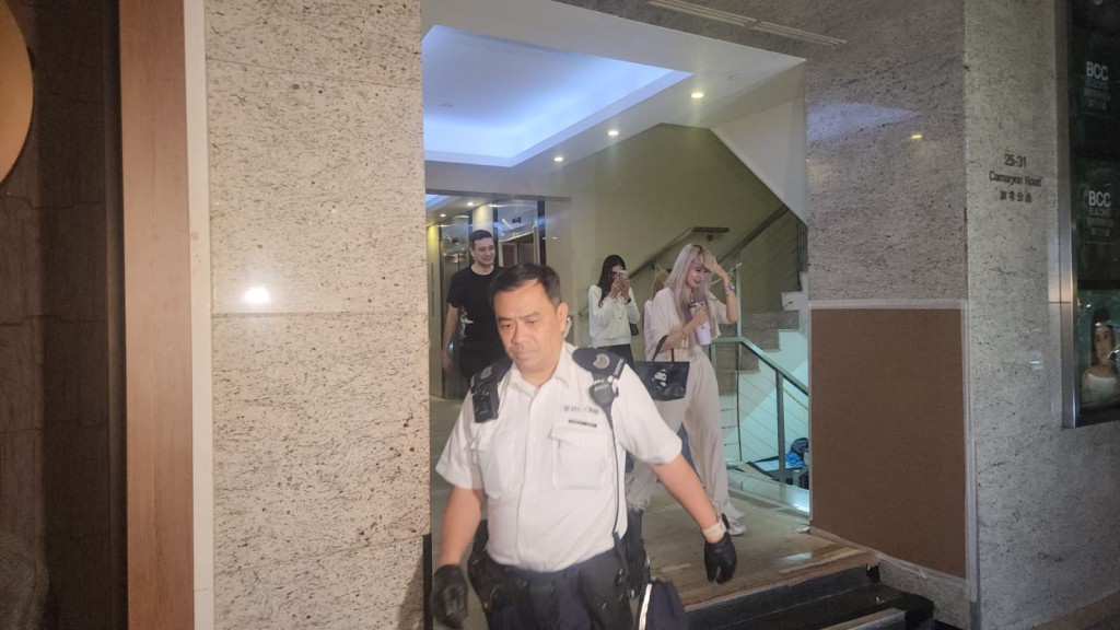 据了解,报案人为加拿分道25至31号7楼一间酒吧的职员。黎志伟摄 据了解,报案人为加拿分道25至31号7楼一间酒吧的职员。黎志伟摄