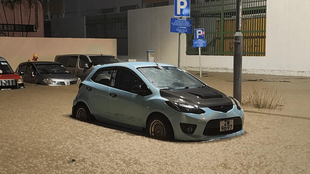 翁先生周一傍晚將私家車泊在寶琳敬賢里咪錶停車場，幸所泊位置水浸程度不算高，但也半個輪胎被淹沒。黎志偉攝