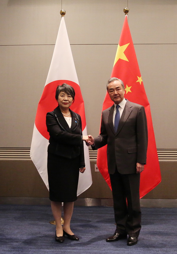 王毅与日本外相上川阳子（左）在韩国釜山会面。 外交部