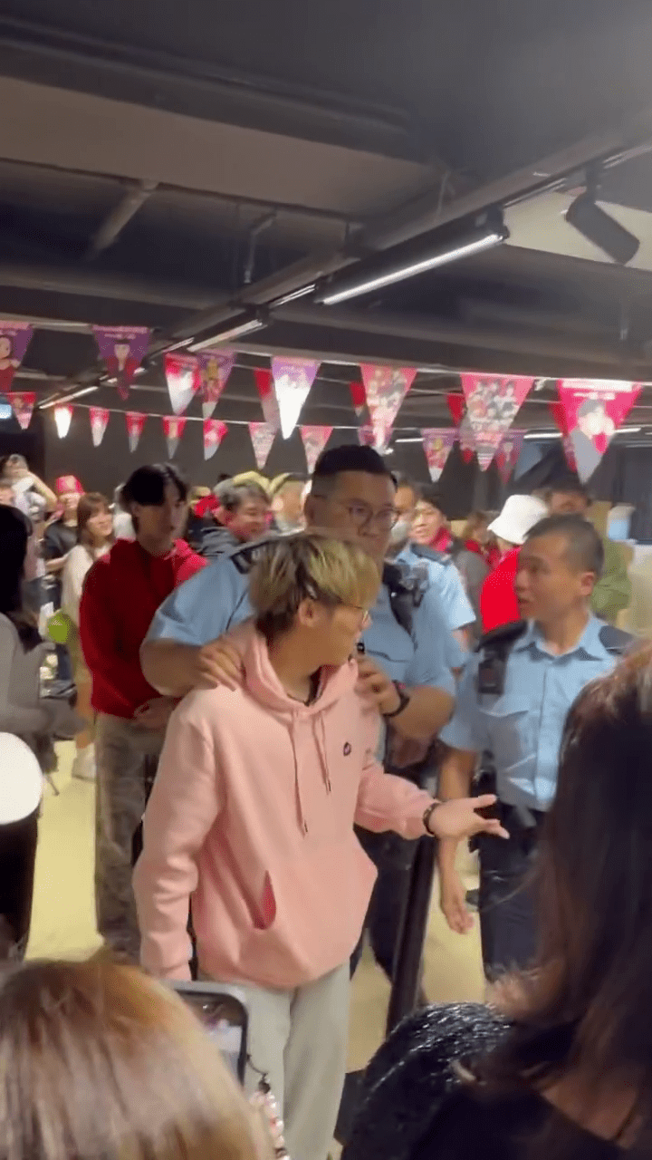 警員將「米爺」帶到一旁調查。Threads：luke.h_211