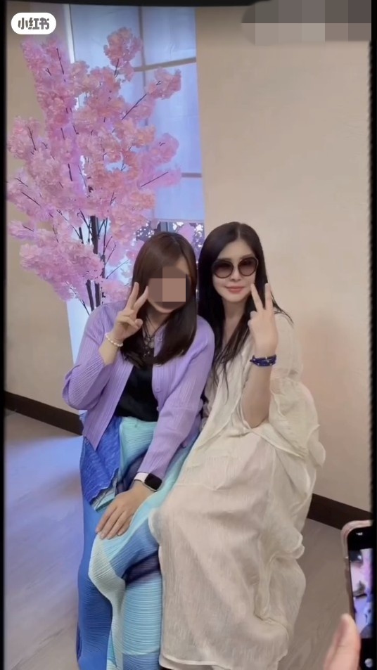 王祖賢與慕名而至的粉絲合照。