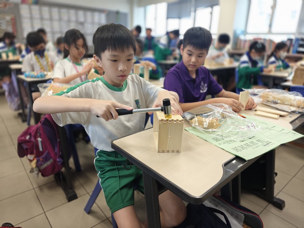 透過親手觸摸材料、使用工具與組裝實物,學生將抽象的工程與結構概念「落地」理解。(圖片來源:學校提供) 透過親手觸摸材料、使用工具與組裝實物,學生將抽象的工程與結構概念「落地」理解。(圖片來源:學校提供)