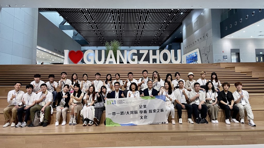 參與師生與都大校長林群聲教授（右七）及校友舒小佩博士（右八）合影。都會大學圖片