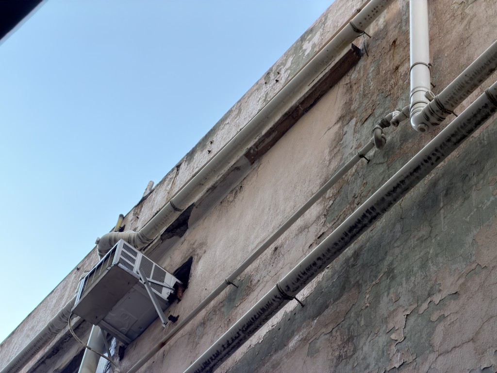 外牆高處石屎墮下，擊傷途人。