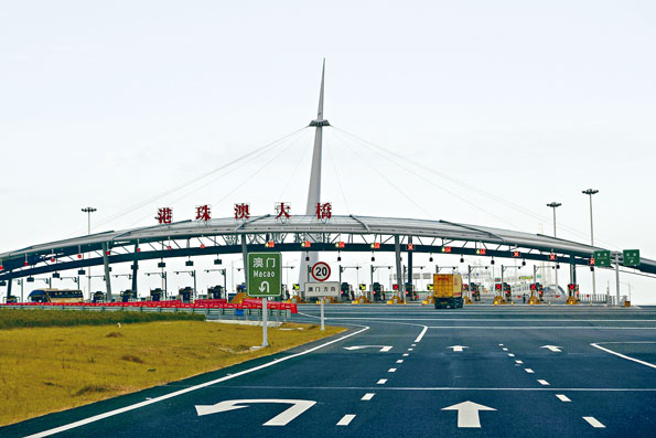 ■耗資逾千億元興建的港珠澳大橋即將通車一周年，惟車流量僅達政府最低估算的四成。