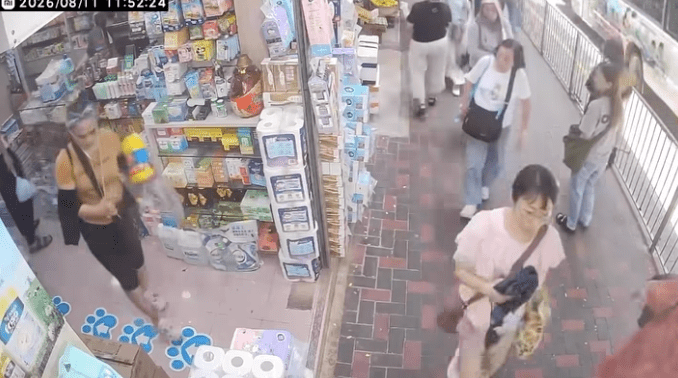 得手後,婦人態度神情自若,施施然轉身離開現場。 得手後,婦人態度神情自若,施施然轉身離開現場。