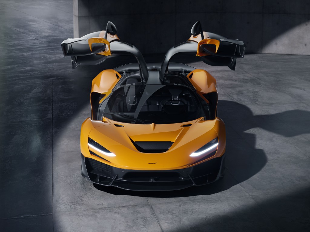 全新McLaren W1極級混能超跑登場，全球限量399輛已全部名花有主，香港代理透露暫時已有6名本地VIP客戶成功認購此車，車子基本售價為200萬英鎊起(未連Options附加項目及稅金)。