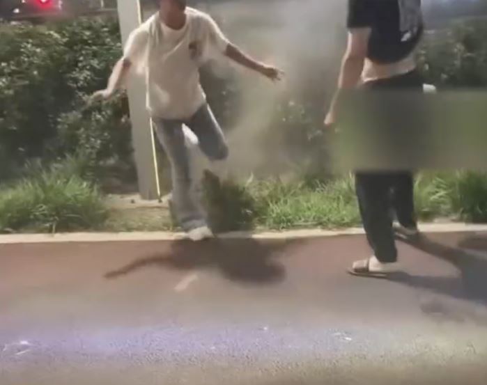 途人奮力救火。荔枝新聞